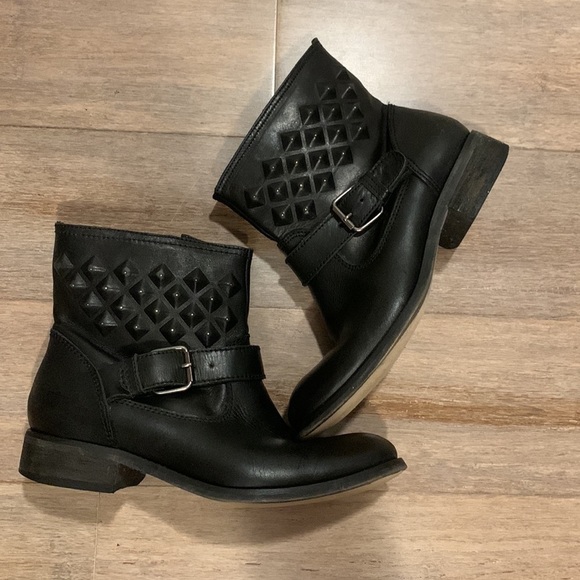 𝅺Shoestock ankle black leather boot with buckle and zipper  size 6 gently used. - Picture 7 of 15